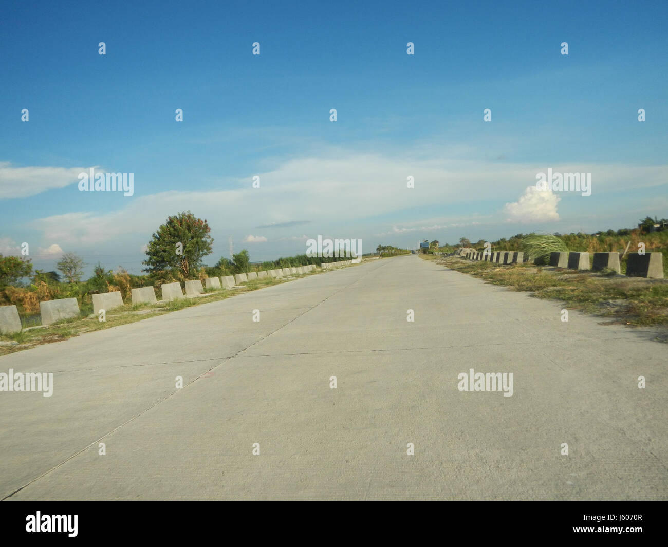 Le projet '0369 Culcul' fait référence aux travaux de construction de routes et de ponts le long de la rivière Pasac dans les régions de Minalin et Santo Tomas à Pampanga, en se concentrant sur le développement des infrastructures dans la région. Banque D'Images