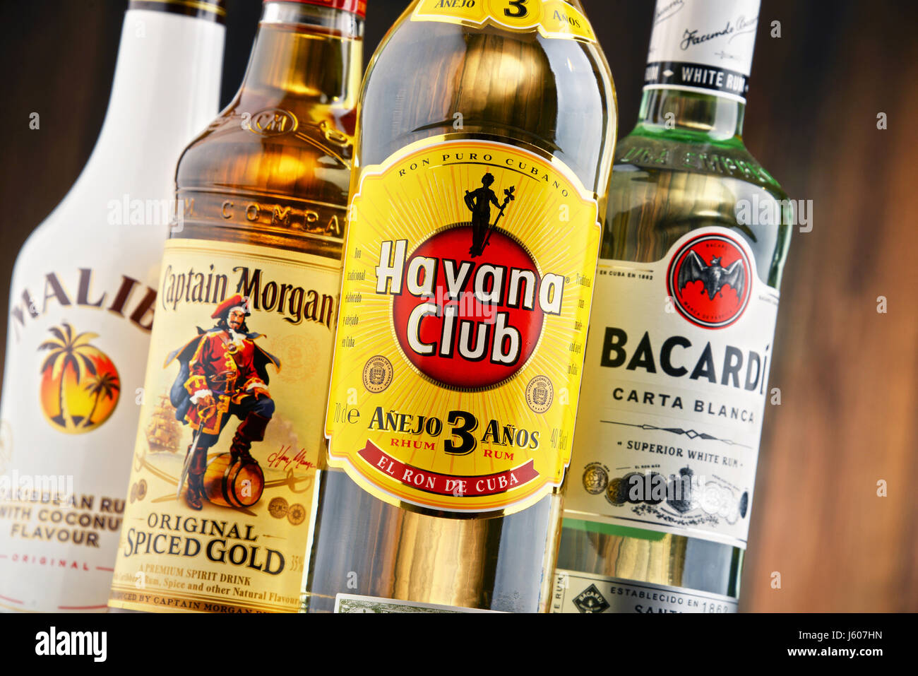 POZNAN, Pologne - 27 juillet 2016 : Le plus célèbre rhum viennent de marques mondiales des Caraïbes et c'est là où la boisson est issue d'une boisson faite à partir de la f Banque D'Images