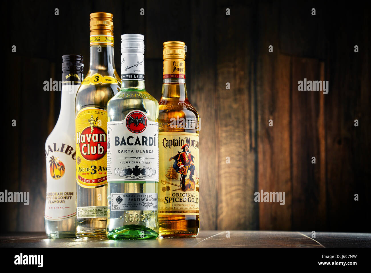 POZNAN, Pologne - 27 juillet 2016 : Le plus célèbre rhum viennent de marques mondiales des Caraïbes et c'est là où la boisson est issue d'une boisson faite à partir de la f Banque D'Images