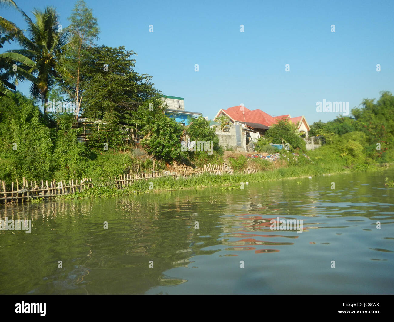 Ce titre fait référence à un emplacement le long des rives de Pulilan, Plaridel, Calumpit et Apalit, qui sont situés dans la province de Bulacan. Ces zones sont importantes pour leur géographie fluviale et font partie du réseau plus vaste de la rivière Pampanga. Banque D'Images