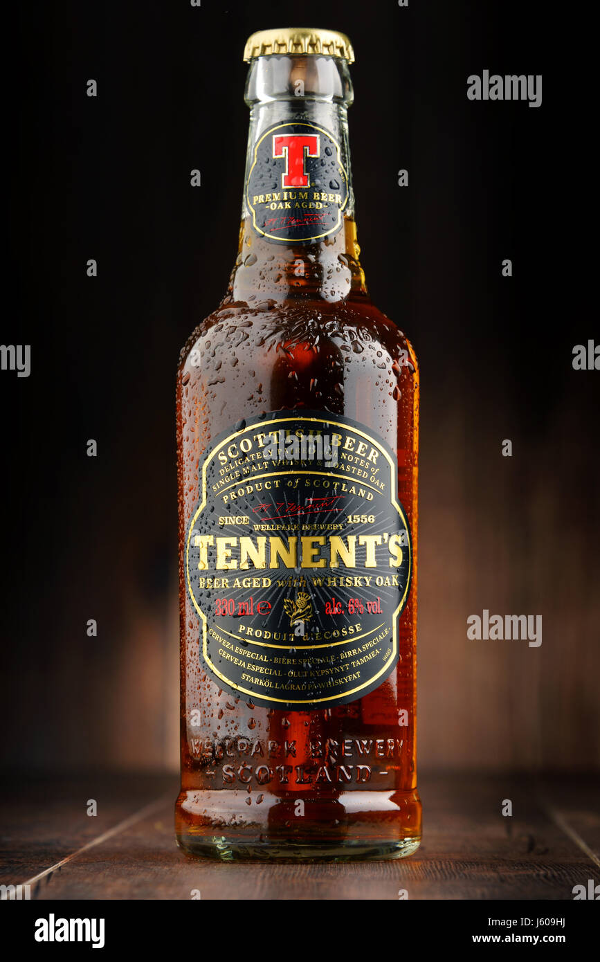 POZNAN, Pologne - 12 août 2016 : Tennents Whisky Oak est une marque de bière produite par la brasserie La Couleuvrine à Glasgow en Écosse, filiale d'Anheuser-Busc Banque D'Images