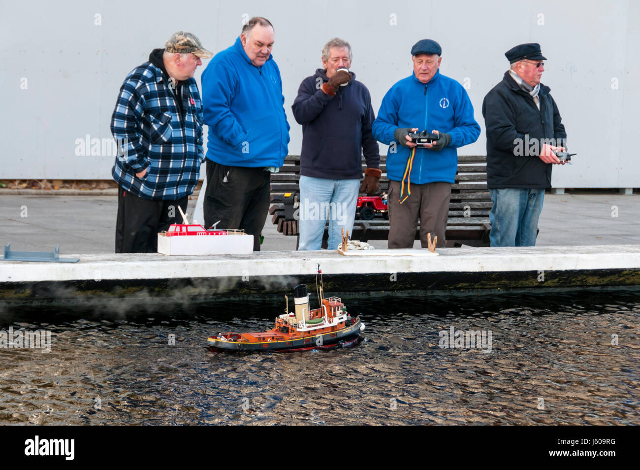 Les hommes avec les modèles de bateaux à Plymouth. Banque D'Images