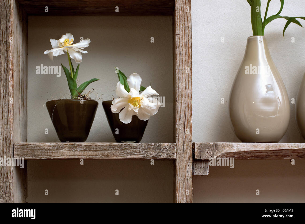 Poterie céramique plateau fleur plante art mobilier glaçure brun marron Banque D'Images