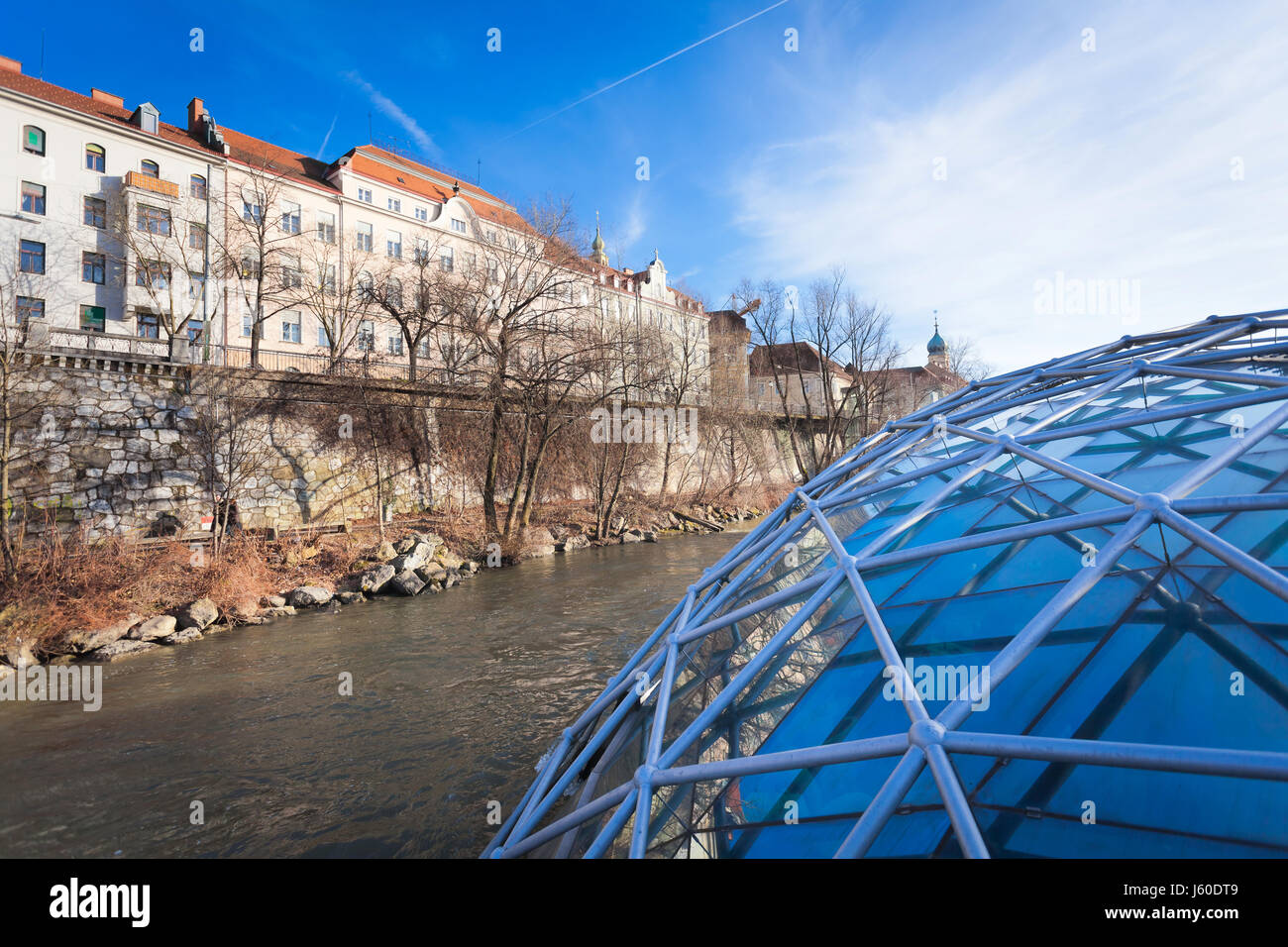 Graz, Autriche - 16 janvier 2011 : Graz ville vue de rivière Mur sur l'île reliée par un pont moderne en acier et verre, Styrie, Graz, Autriche Banque D'Images