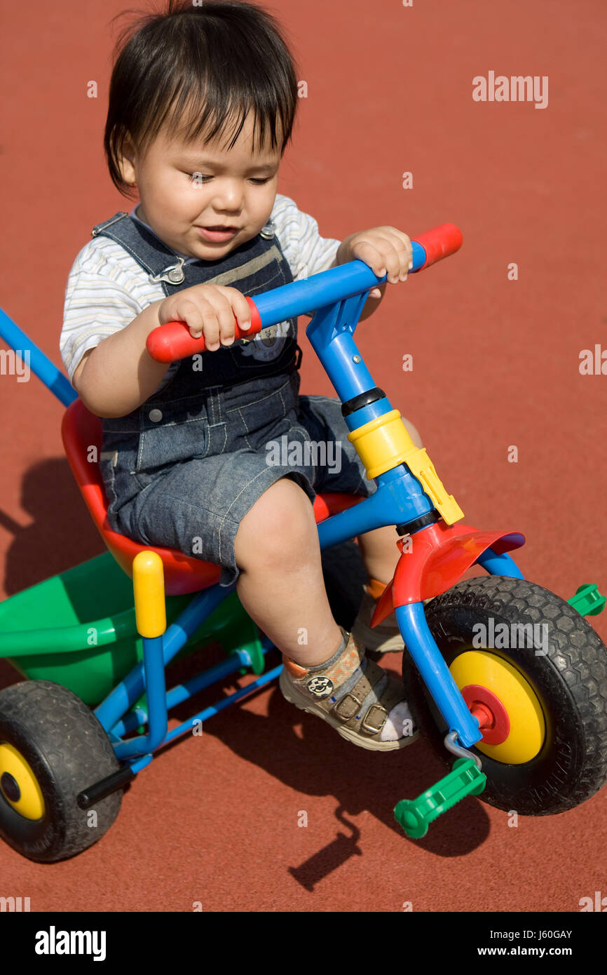 Tricycle bébé jeune enfant plus jeune lecteur aire de loisirs temps libre temps libre Banque D'Images