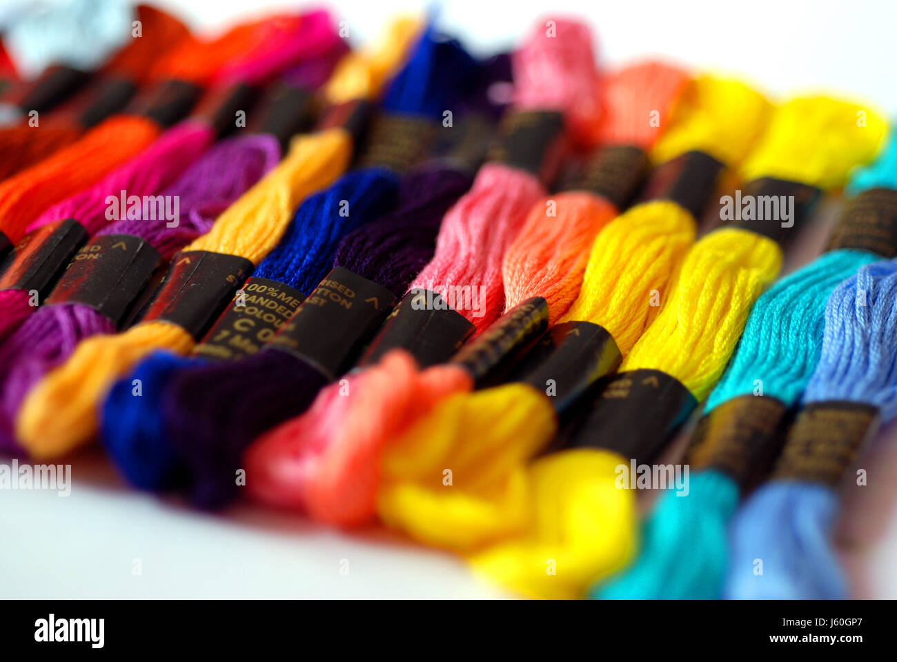 Aiguille à coudre de coton fil échevettes couleurs couleurs couleurs de broderie Banque D'Images