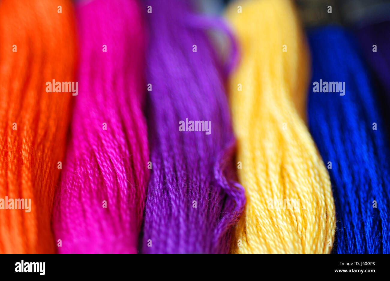 Aiguille à coudre fil échevettes coton broderie couleurs couleurs macro bleu Banque D'Images