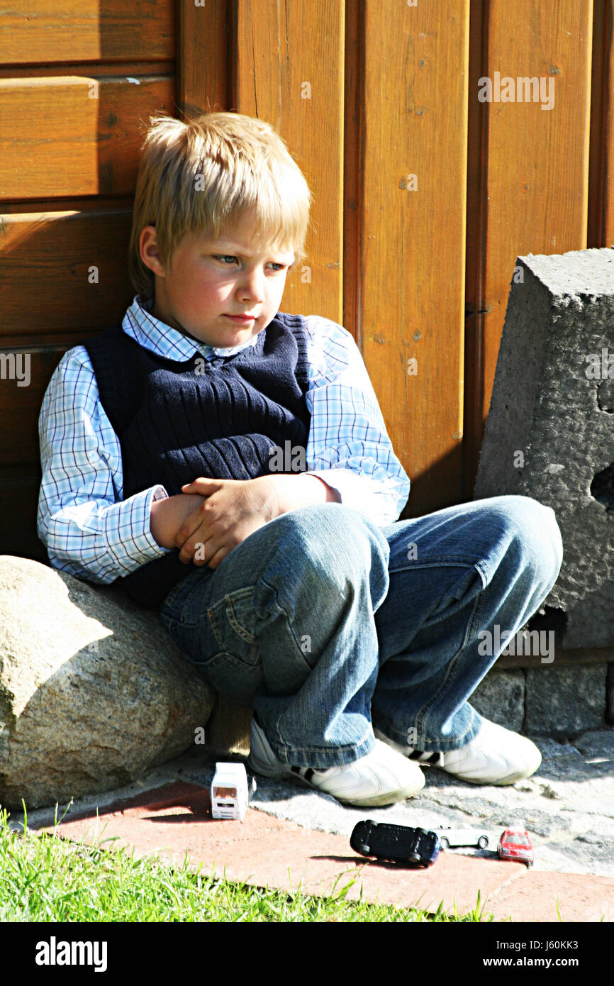 Frustration rage bouder l'ennui mettre assis s'asseoir les jeunes enfants plus jeunes en bois blond Banque D'Images