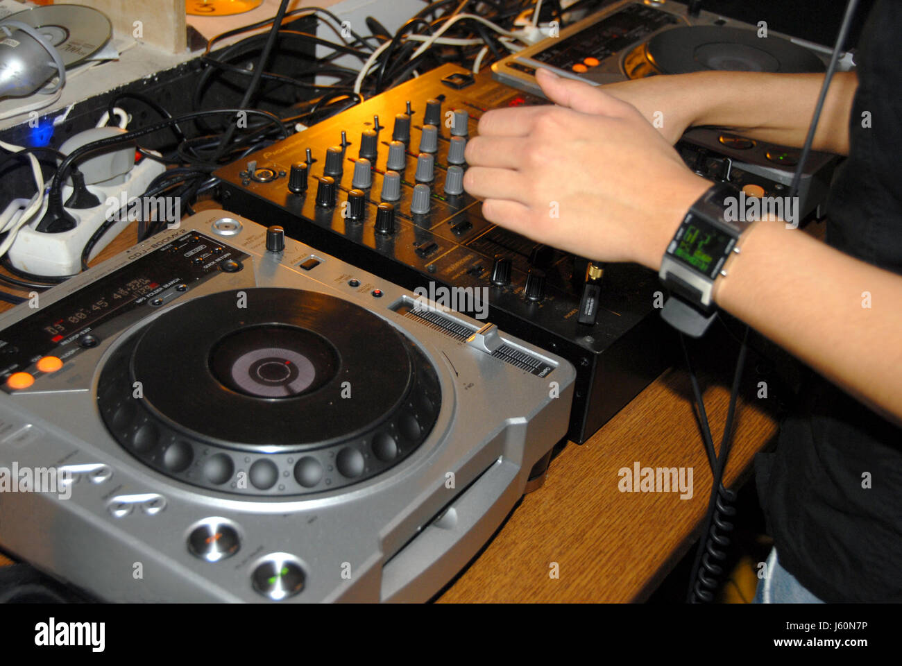 Construction maison construction maison disco dj mix musique écouter  tourner son spin twirl Photo Stock - Alamy
