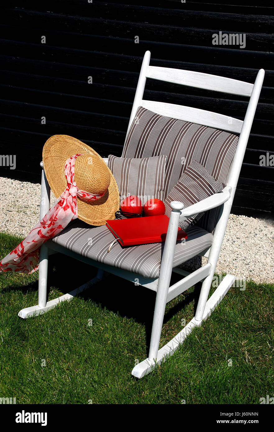 Chapeau de paille d'été summerly fauteuil chaise livre vie encore temps libre gratuitement Banque D'Images