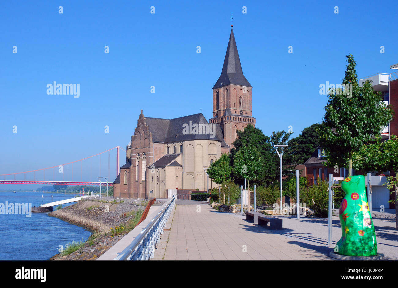 Pont de l'église martini, promenade du Rhin rive banque tour bleu ciel de l'église Banque D'Images