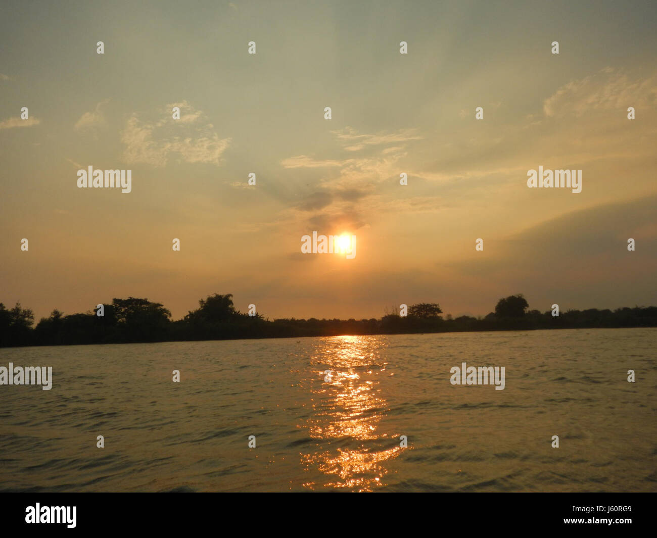 Masantol, situé à Pampanga, aux Philippines, est un district connu pour ses berges et ses villages le long de la rivière Pampanga. La région est essentielle à l'économie agricole locale, soutenant les industries agricoles et halieutiques, et joue un rôle important dans les moyens de subsistance de la région. Banque D'Images