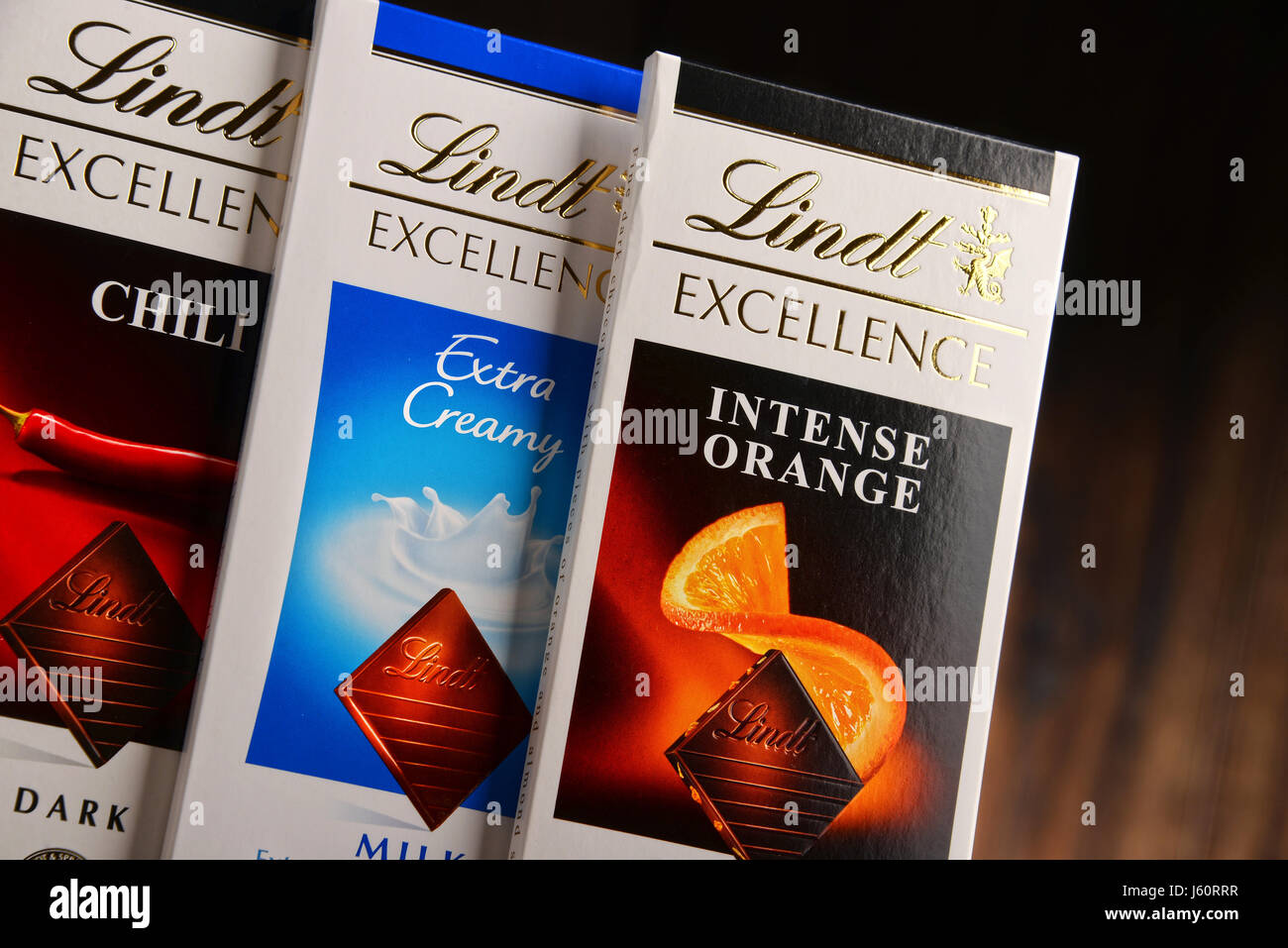 POZNAN, POLOGNE - OCT 11, 2016 : Fondée en 1845 Lindt & Spruengli AG est  une entreprise suisse de chocolatier et confiserie connues pour leurs  barres de chocolat un Photo Stock - Alamy