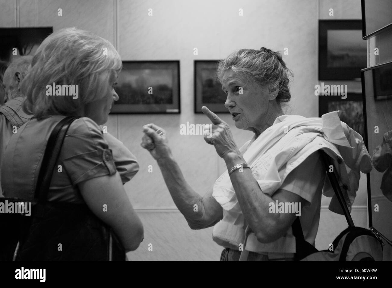 Exposition photographique. Les visiteurs et les participants discuter activement les photos présentées. Banque D'Images