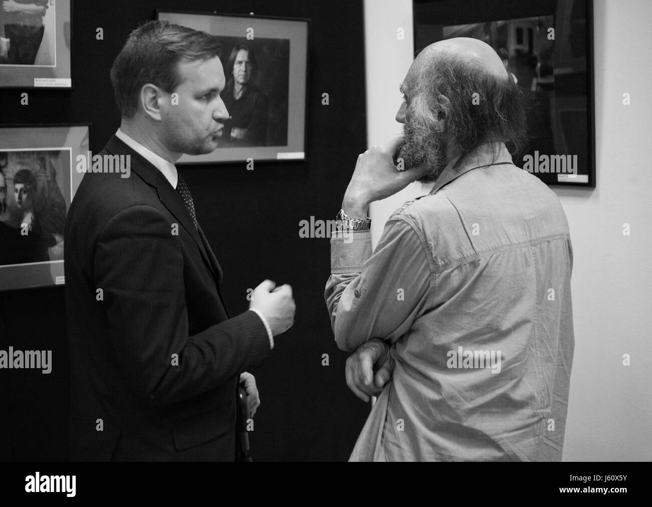 Exposition photographique. Les visiteurs et les participants discuter activement les photos présentées. Sur le droit très connu en Russie pictorialiste - George Kolosov. Banque D'Images