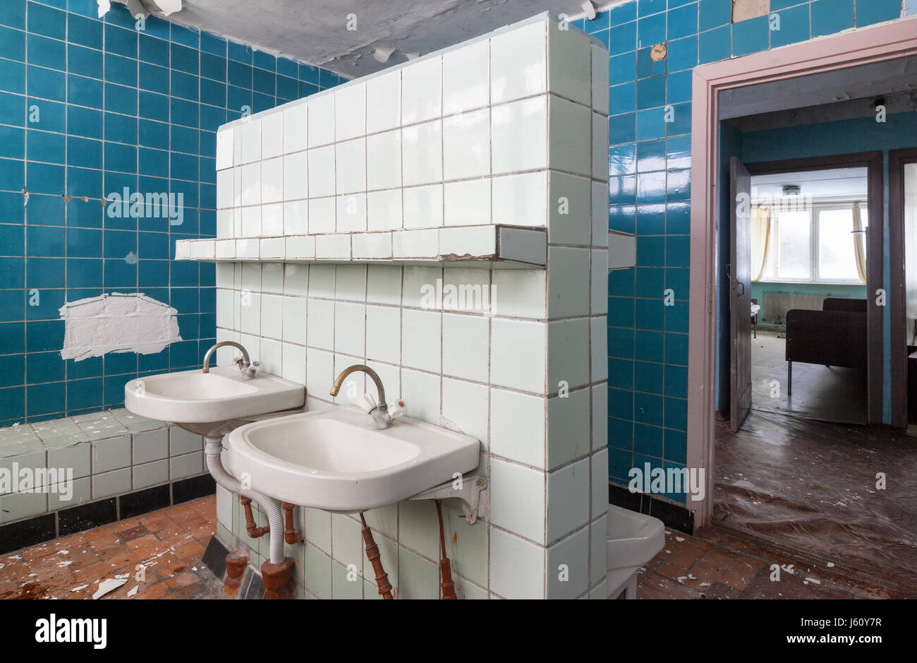 Salle de bains avec lavabo dans le bâtiment abandonné de la children's camp pionnier Banque D'Images