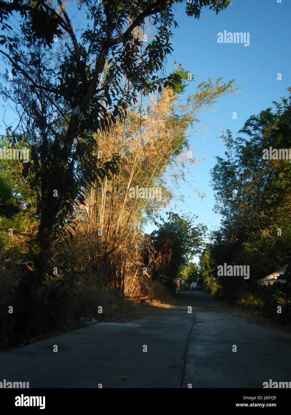 Il s'agit d'un réseau routier et fluvial à San Isidro, Nueva Ecija, Philippines. La région est connue pour son industrie agricole et constitue une partie importante de l'infrastructure du provinceâ€™s. Banque D'Images