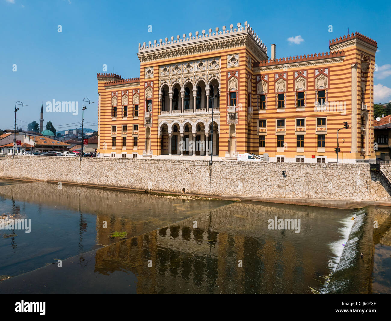 Sarajevo, Bosnie-Herzégovine - 13 août 2015 - voir l'hôtel de ville de Sarajevo, récemment reconstruit après avoir été détruit dans la guerre yougoslave, à Sara Banque D'Images