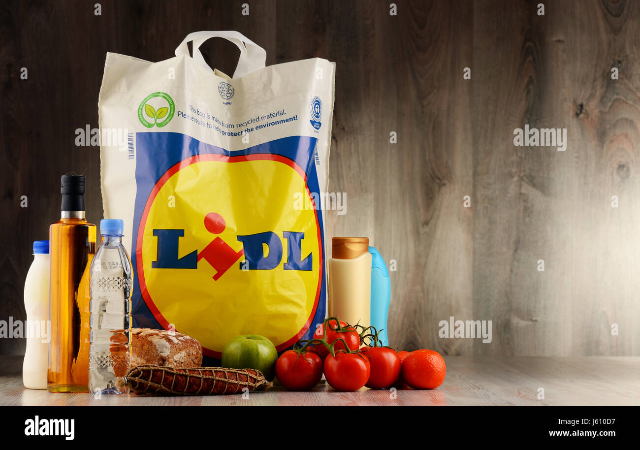 POZNAN, POLOGNE - Nov 3, 2016 : Lidl est une chaîne de supermarchés discount allemande, basée à Neckarsulm, en Allemagne, qui exploite plus de 10 000 magasins à l'échelle de l'Europ Banque D'Images