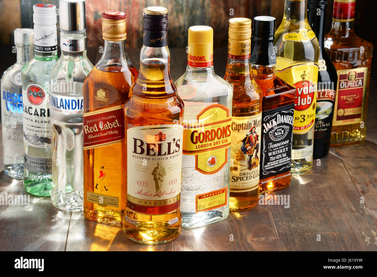 POZNAN, POLOGNE - NOV 23, 2016 : dans le monde, quelque 2 milliards de personnes consomment de l'alcool, l'une des plus largement utilisé des drogues récréatives sur terre, avec des programmes soient annuelles Banque D'Images