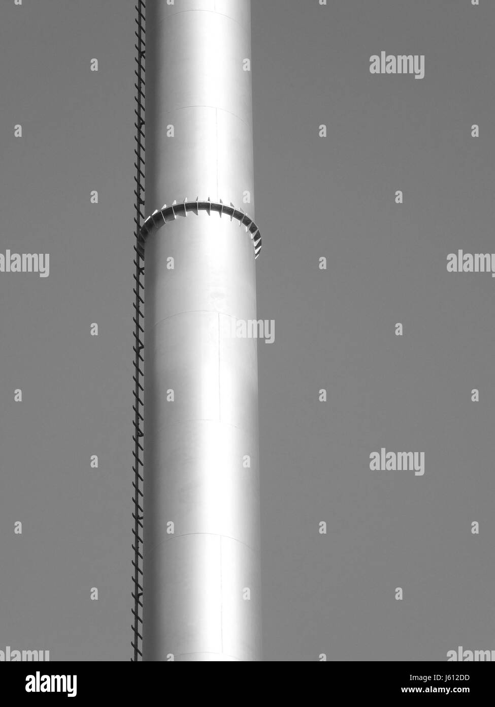 Cheminée en acier industriels en métal contre le ciel Banque D'Images