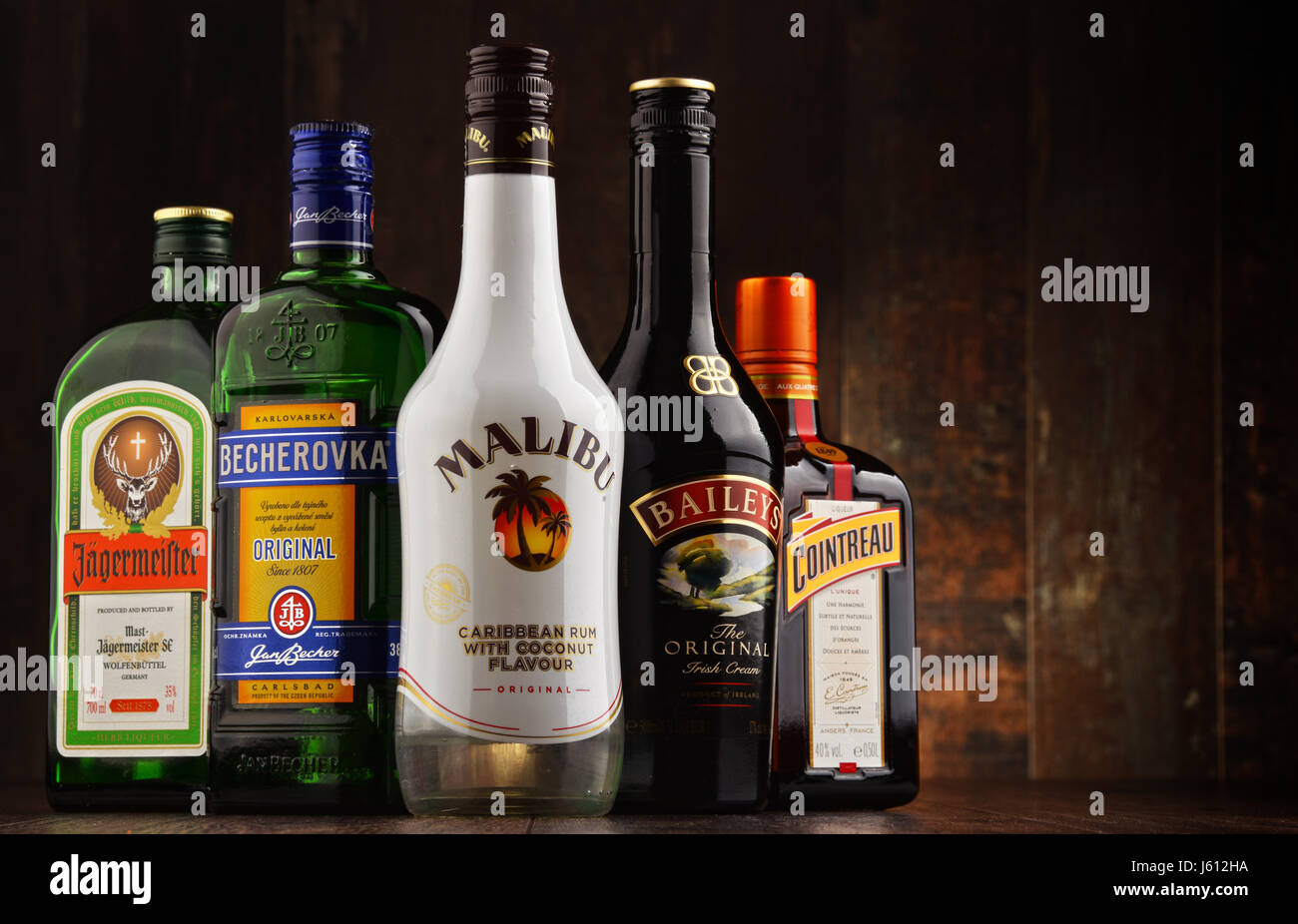 POZNAN, POLOGNE - MAR 16, 2016 Historique : descendants des médecines de fines herbes, les liqueurs sont fabriqués à partir de boissons aromatisées aux fruits distillé, crème fraîche, Banque D'Images