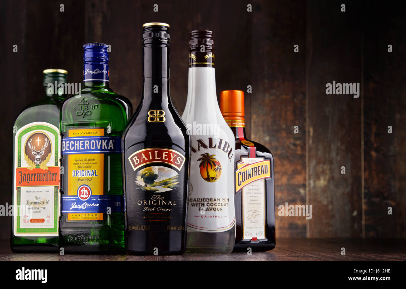 POZNAN, POLOGNE - MAR 16, 2016 Historique : descendants des médecines de fines herbes, les liqueurs sont fabriqués à partir de boissons aromatisées aux fruits distillé, crème fraîche, Banque D'Images