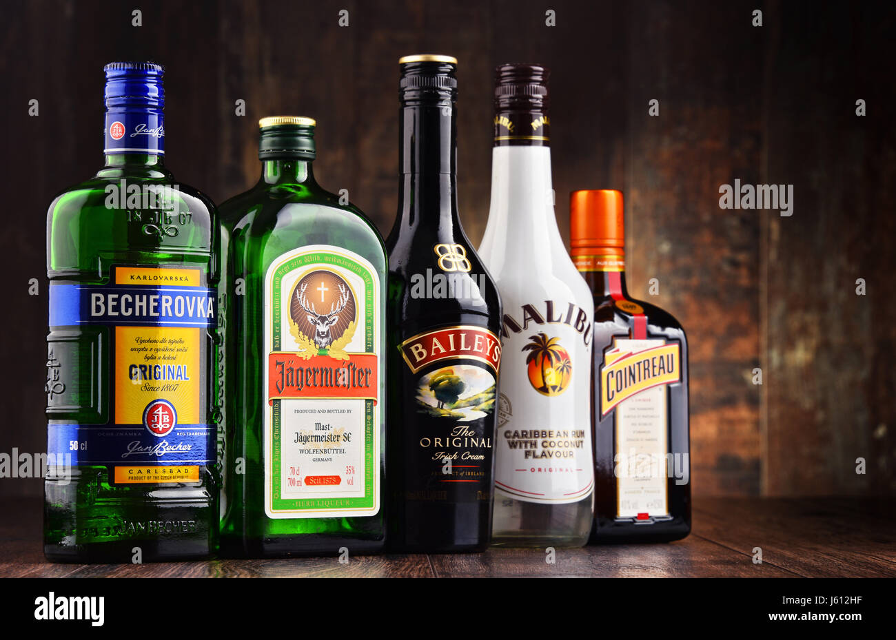 POZNAN, POLOGNE - MAR 16, 2016 Historique : descendants des médecines de fines herbes, les liqueurs sont fabriqués à partir de boissons aromatisées aux fruits distillé, crème fraîche, Banque D'Images