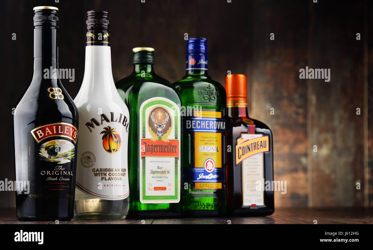 POZNAN, POLOGNE - MAR 16, 2016 Historique : descendants des médecines de fines herbes, les liqueurs sont fabriqués à partir de boissons aromatisées aux fruits distillé, crème fraîche, Banque D'Images