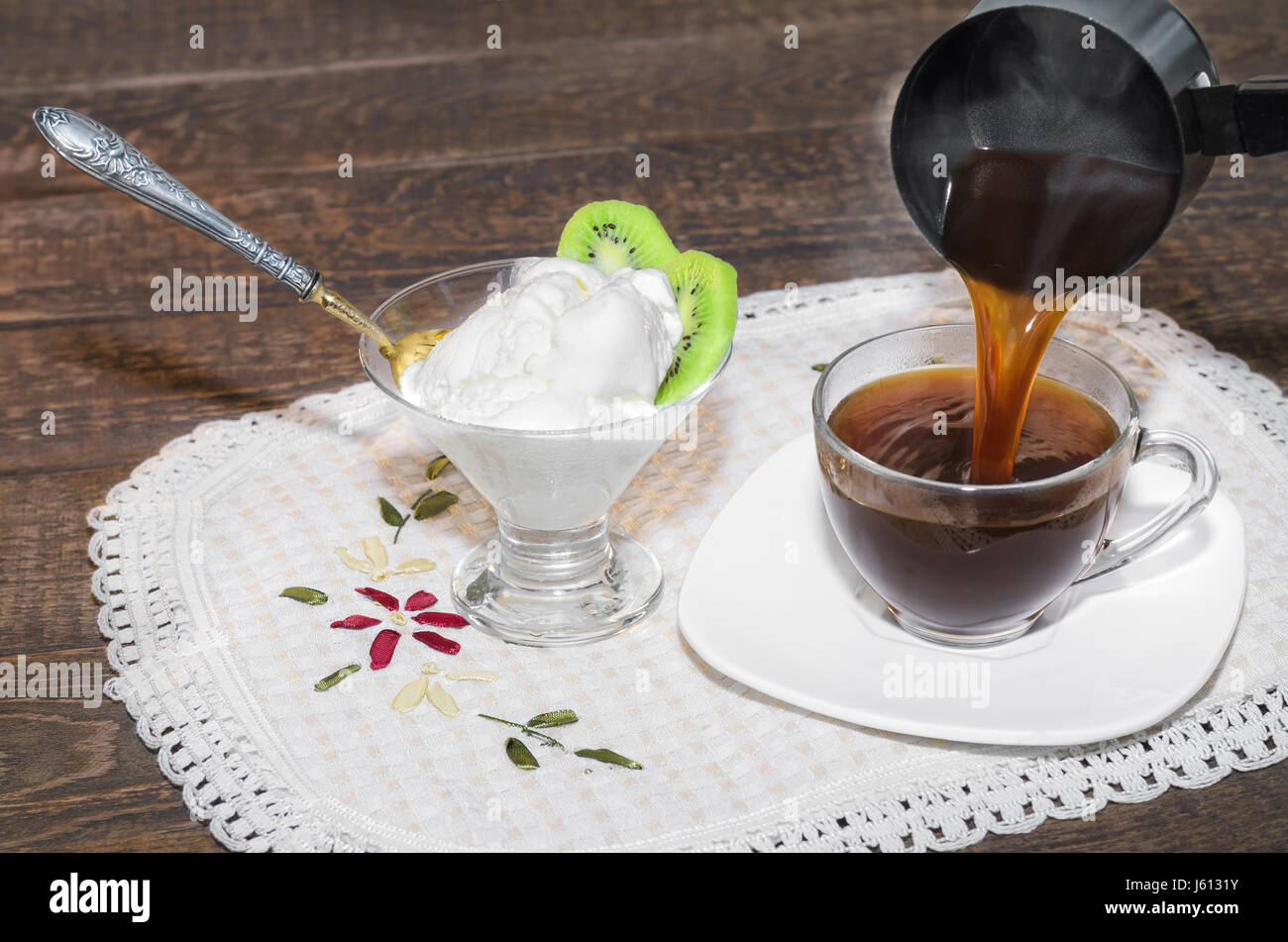 Café chaud est versé dans la tasse Banque D'Images