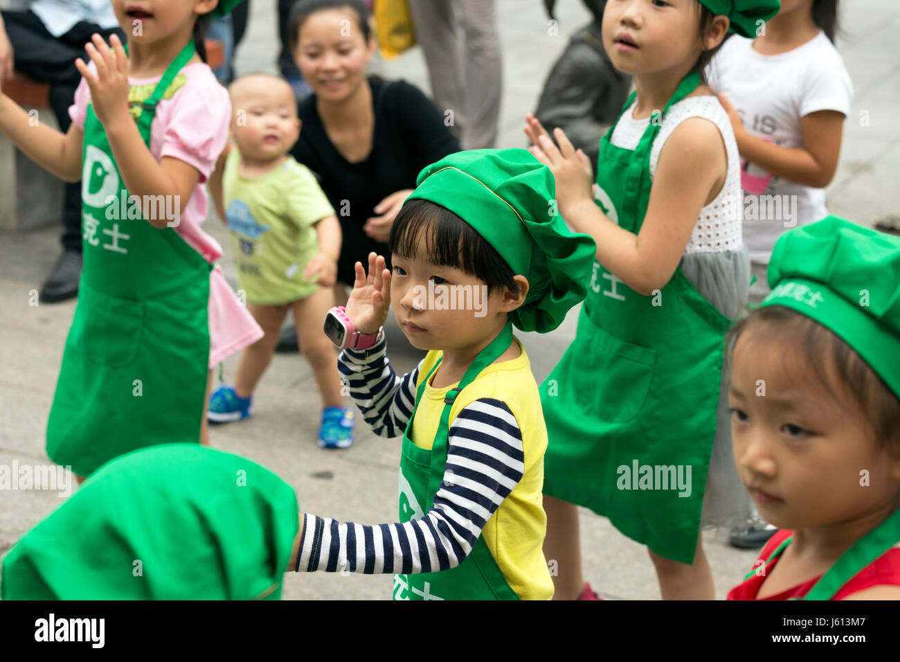 Les enfants chinois apprendre à danser au fast-food, Yinchuan, Ningxia, Chine Banque D'Images