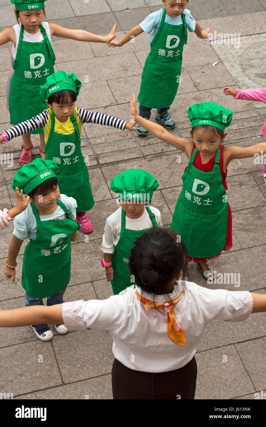 Les enfants chinois apprendre à danser au fast-food, Yinchuan, Ningxia, Chine Banque D'Images