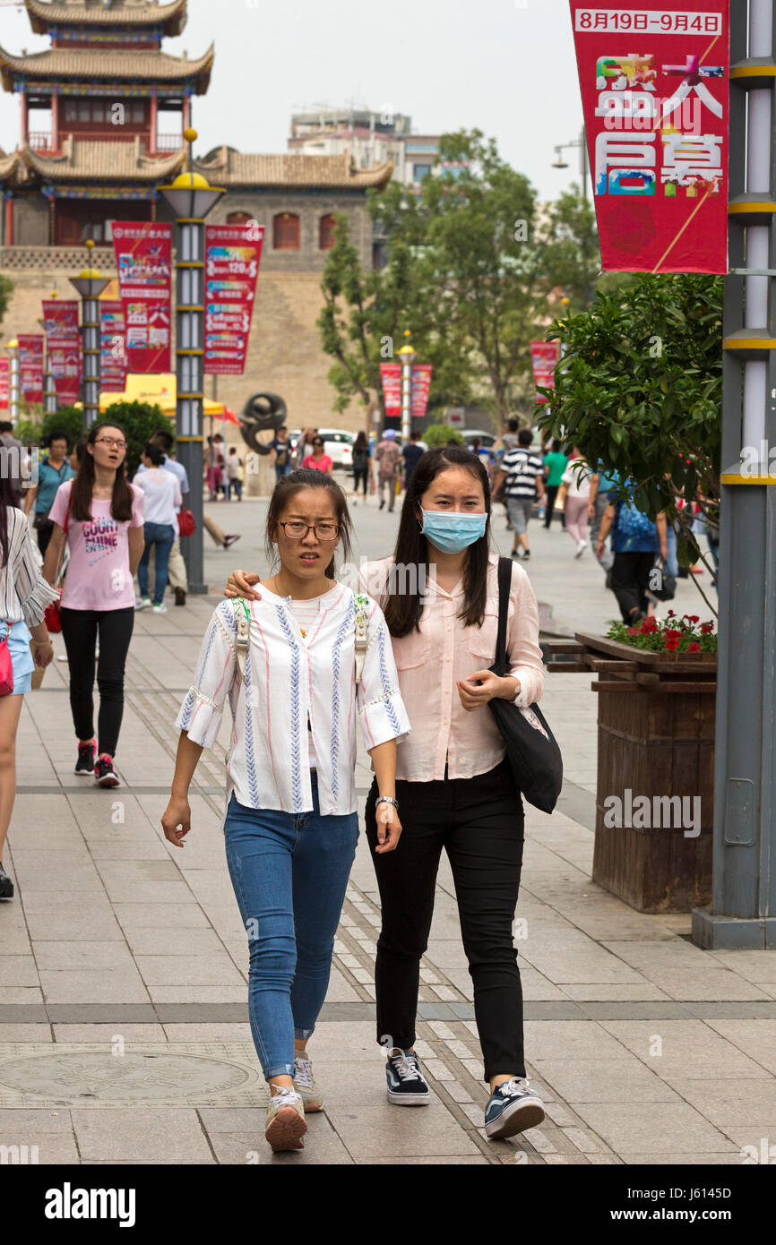 Chinese girl avec un masque, Yinchuan, Ningxia, Chine Banque D'Images