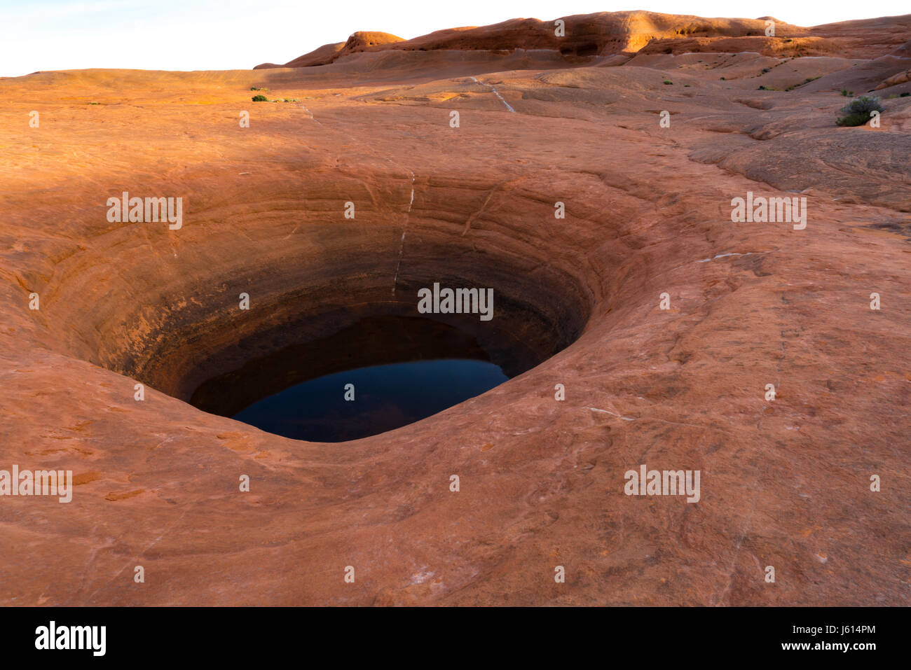 Des fosses dans les formations rocheuses érodées au Dance Hall Rock dans le sud de l'Utah Banque D'Images