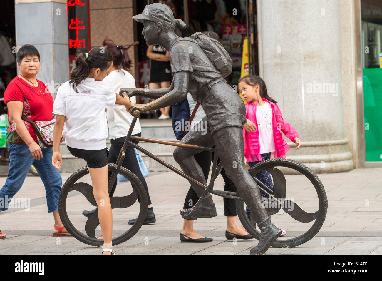Statue en zone piétonne, Yinchuan, Ningxia, Chine Banque D'Images