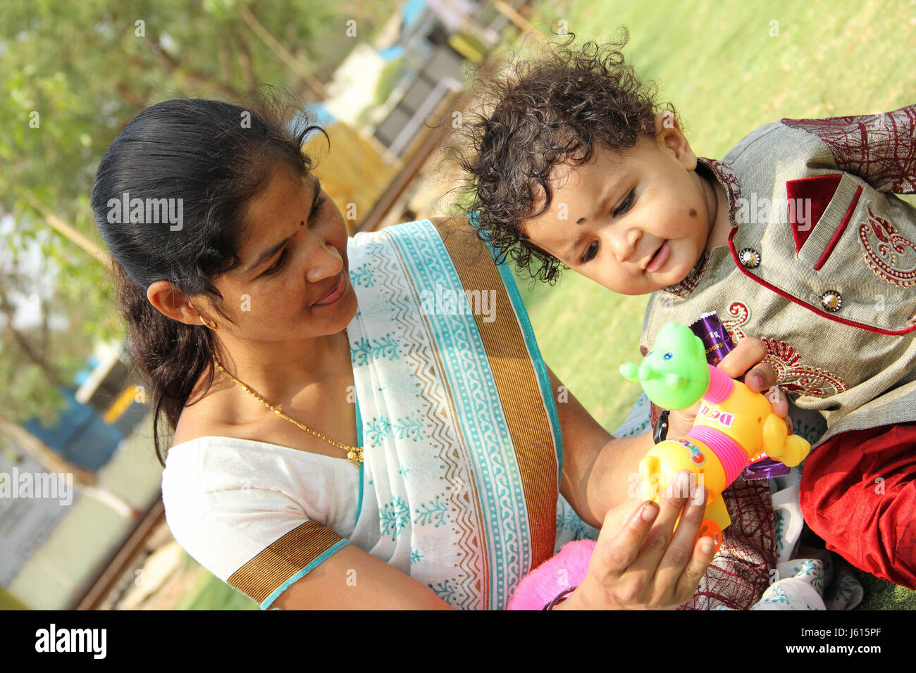 Une mère faisant un son garçon jouer avec ses jouets Banque D'Images