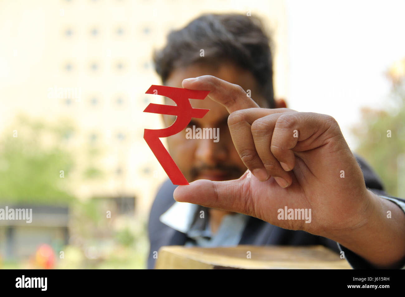 Jeune homme d'affaires indien près Indian Rupee symbole Banque D'Images