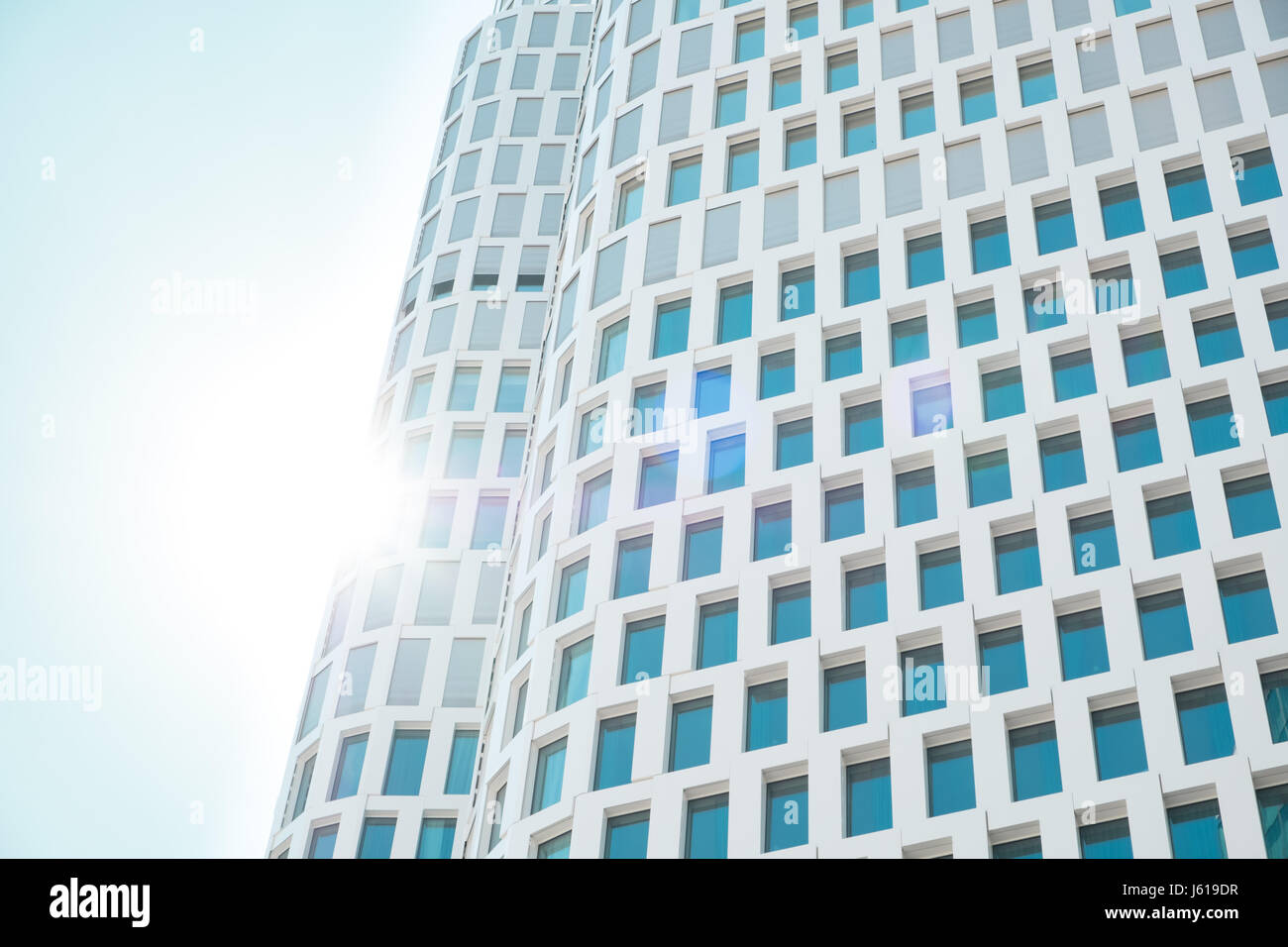 Façade gratte-ciel avec la lumière solaire d'extérieur de bâtiment - lens flare Banque D'Images