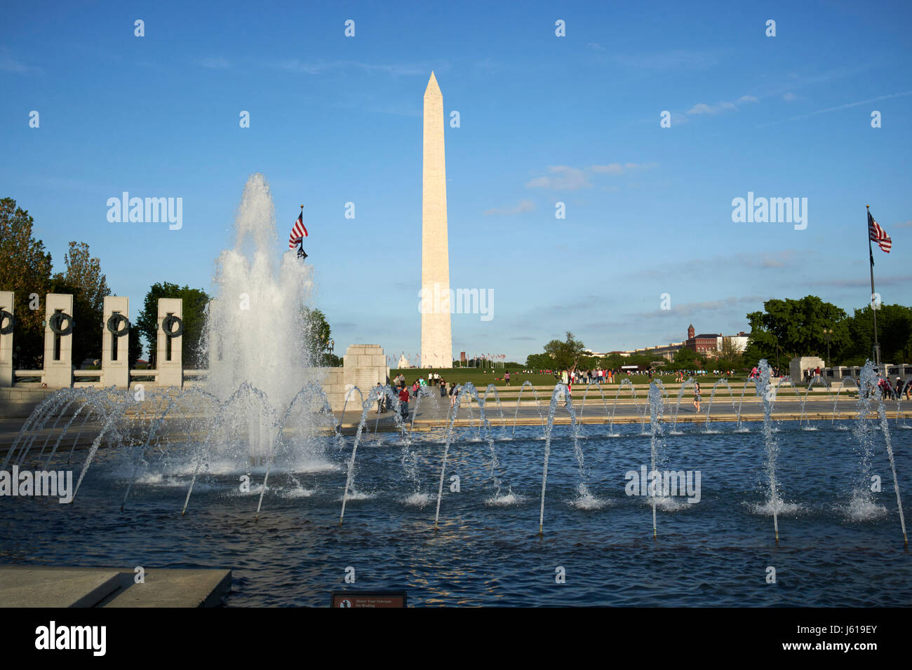 Piscine memorial et fontaines du national world war 2 memorial devant le Washington monument Washington DC USA Banque D'Images