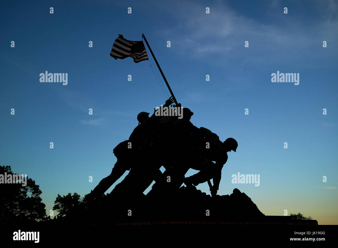 Silhouette de l'United States Marine Corps War Memorial statue Iwo Jima Washington DC USA Banque D'Images