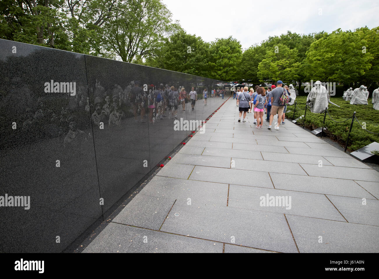 Au mur murale reflétant korean war veterans memorial Washington DC USA Banque D'Images