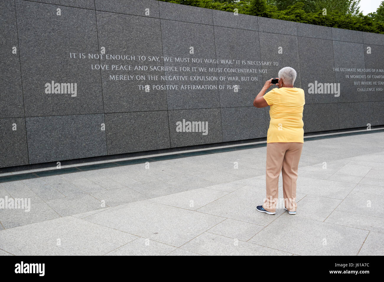African American Woman prend des photos des citations sur l'inscription mur à la Martin Luther King Jnr memorial Washington DC USA Banque D'Images