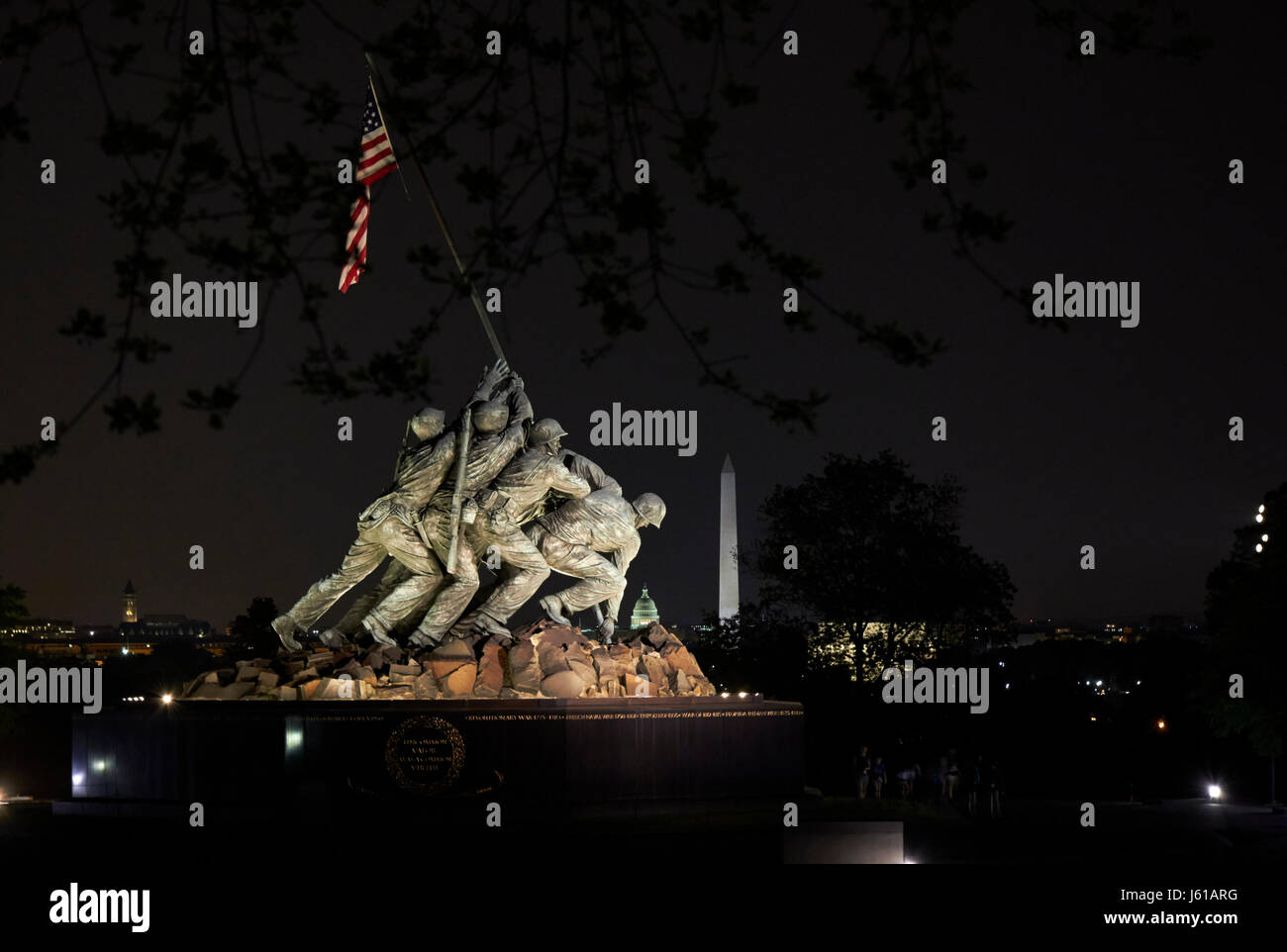 United States Marine Corps War Memorial statue Iwo Jima nuit à Washington DC USA Banque D'Images