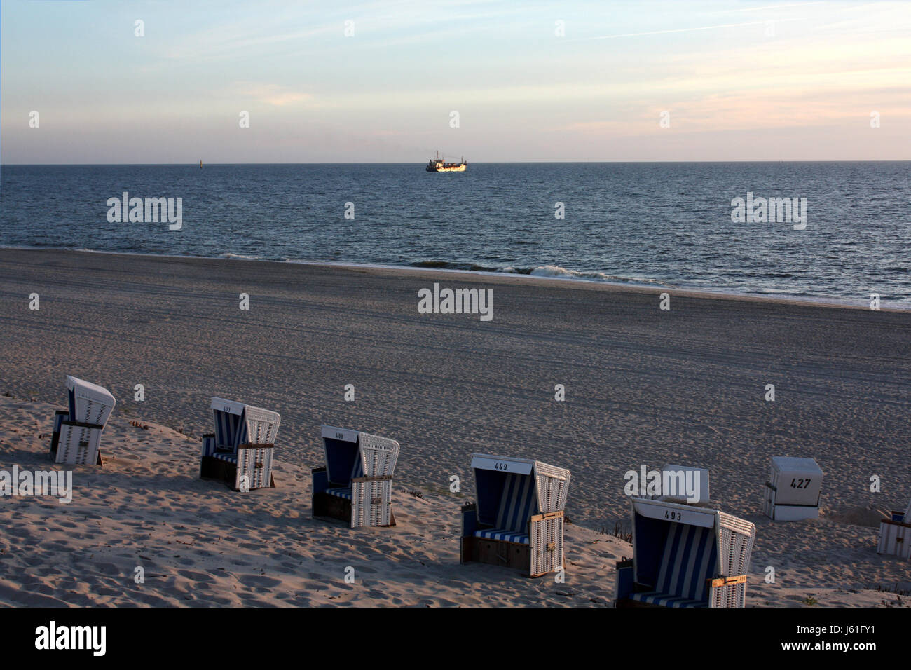 Horizon Beach La plage de bord de mer pleine largeur d'atmosphère chaise de plage Banque D'Images