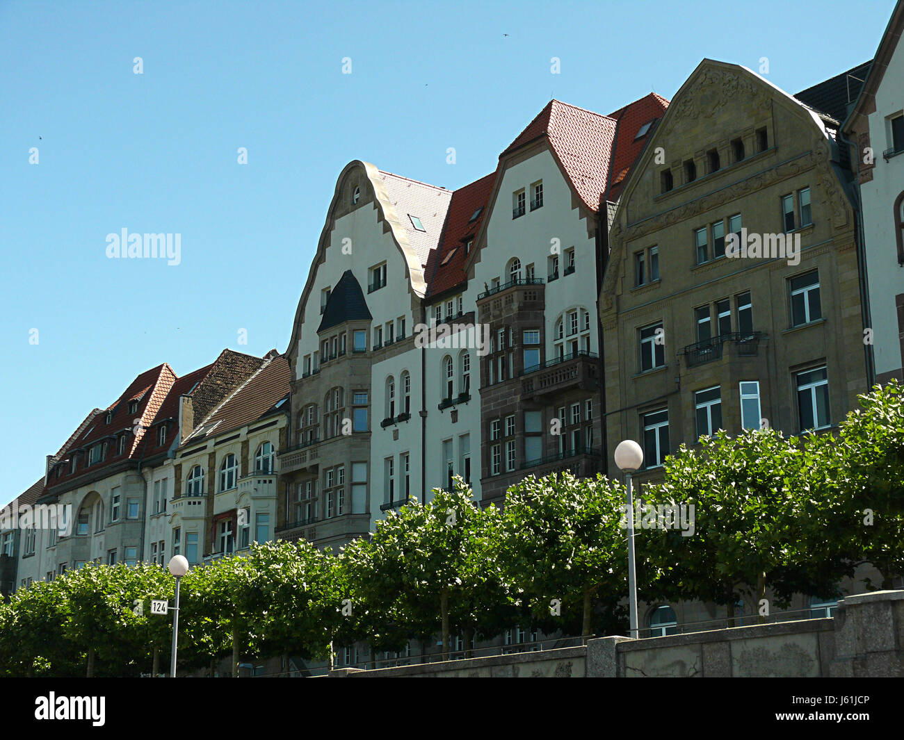 Chambre construire tour rhin promenade devantures rive banque bâtiment maison bleu Banque D'Images
