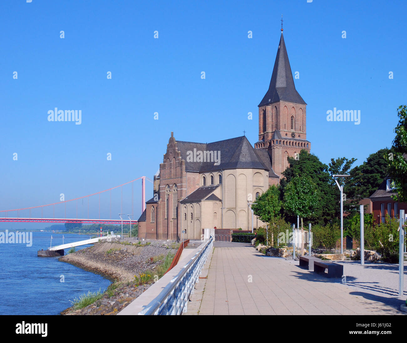 Pont de l'église catholique de la rive du Rhin promenade bleu ciel eglise banque paradis Banque D'Images