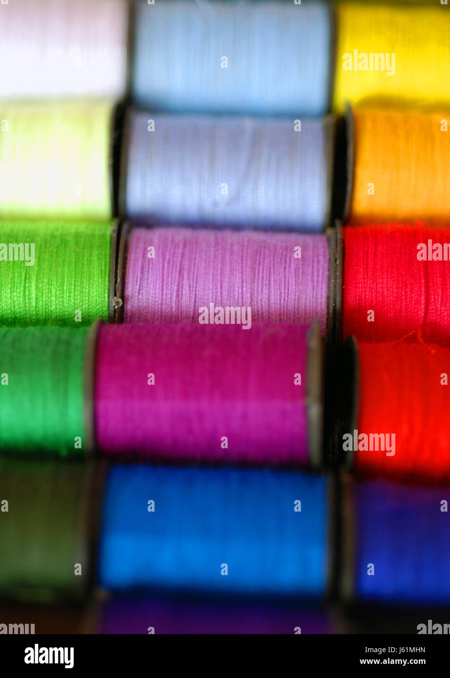 Aiguille à coudre fil coton couleurs couleurs bleu lumineux macro macro close-up Banque D'Images