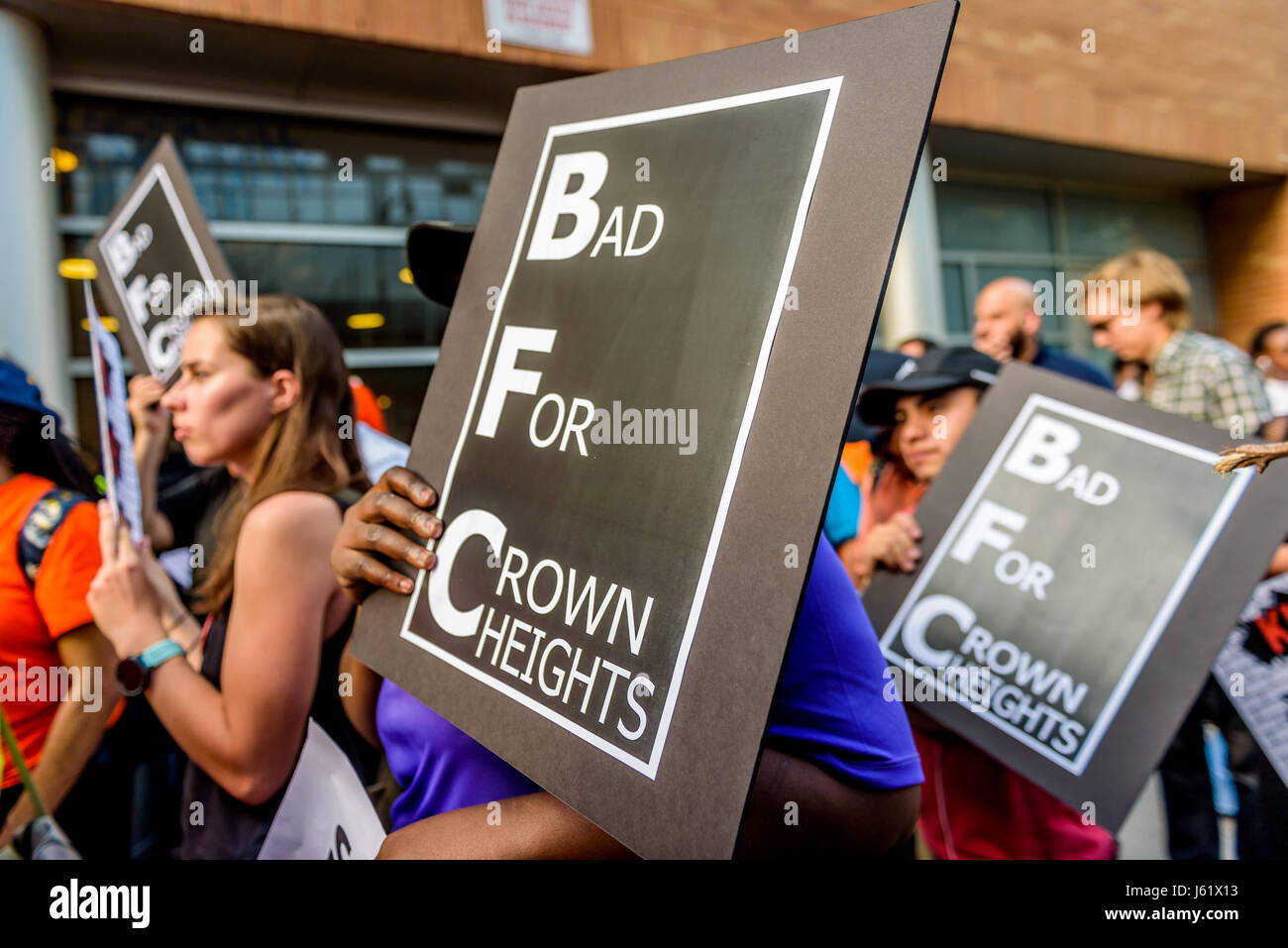 Brooklyn, Etats-Unis. 18 mai, 2017. Crown Heights résidents et les défenseurs du droit au logement s'opposant à l'armoirie du développement social a organisé une manifestation en face d'Ingersoll Community Centre de Brooklyn. Credit : PACIFIC PRESS/Alamy Live News Banque D'Images