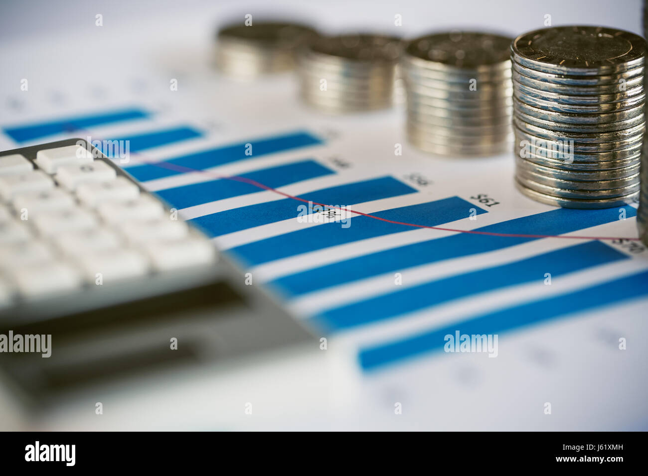 Pile de pièces avec calculatrice graphique à barres et Banque D'Images