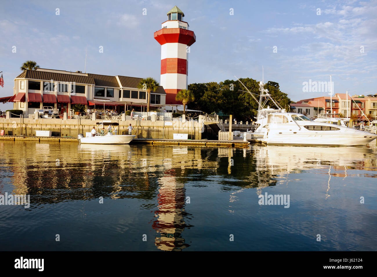 Caroline du Sud, Beaufort County, Hilton Head Island, Sea Water Pines Plantation, South Beach, Harbour Town, Resort, phare, rouge, blanc, rayé, marina, eau Banque D'Images